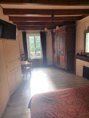 1 bedroom, WiFi, bed sheets - Bed and Breakfast 'Le Vieux Noyer - Tilleul' with Shared Garden and Wi-Fi (Réaux)