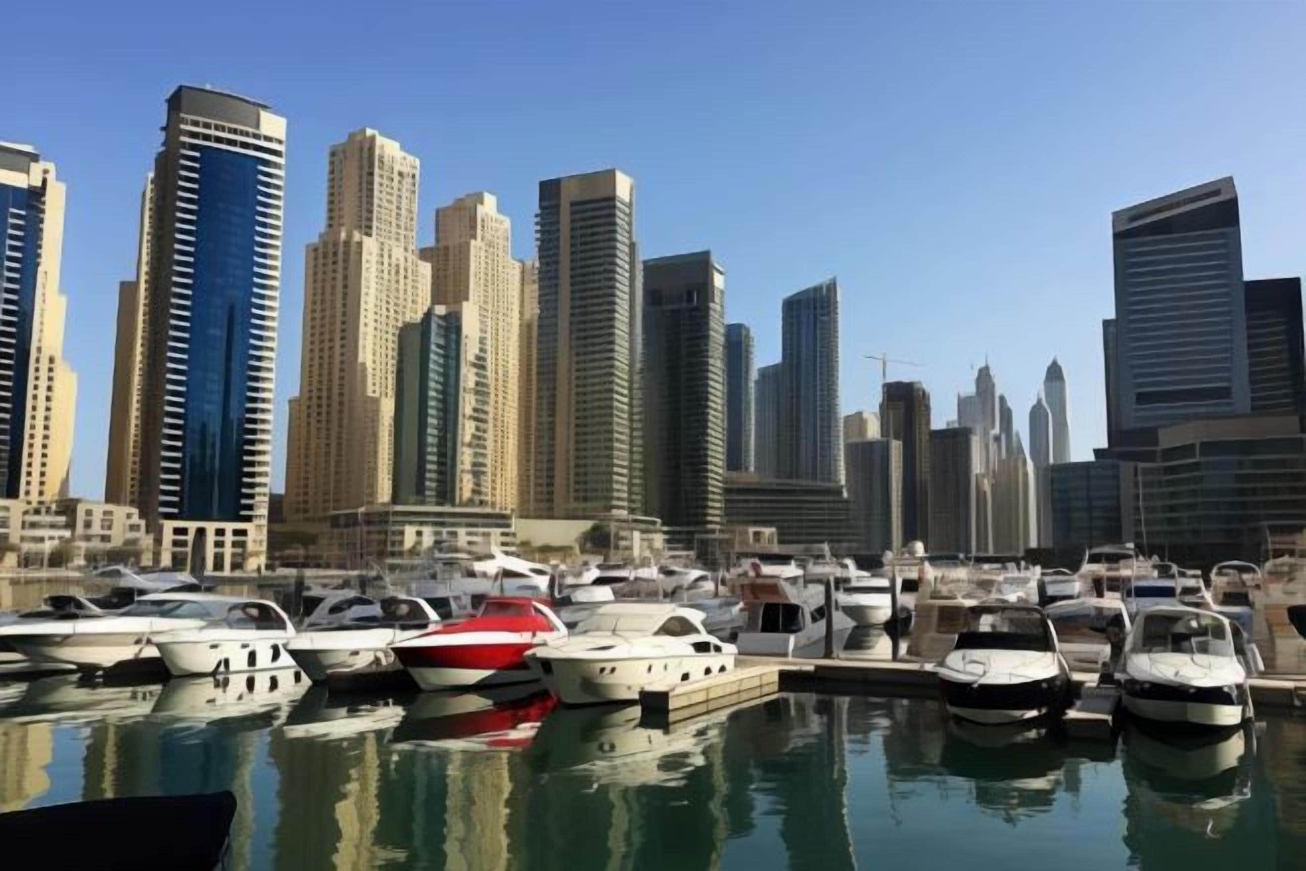 Uma marina com barcos atracados em frente a um horizonte urbano com edifícios altos.