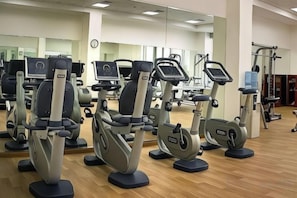 Un gimnasio con bicicletas estáticas y equipo cardiovascular.
