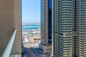 A high-rise building with a view of the coastline and other structures. - Marina Hotel Apartments (Dubai)