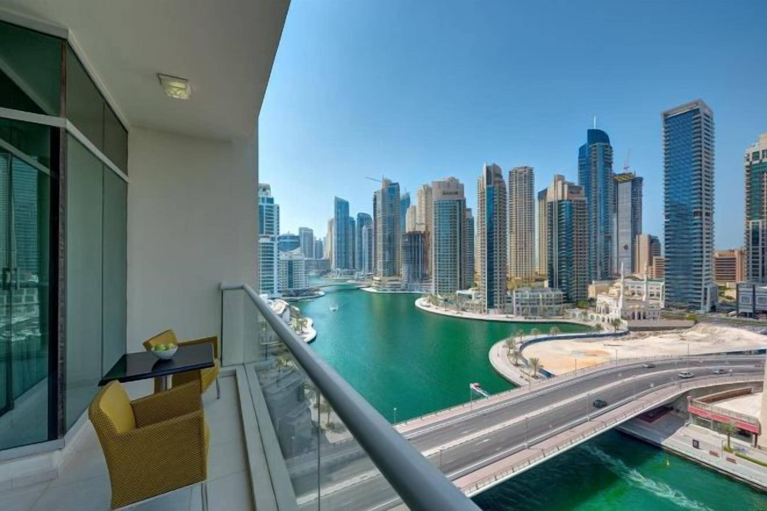 Un balcone con vista sullo skyline cittadino e su un corpo d'acqua.