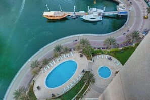 Un complexe hôtelier doté d’une piscine, d’un quai pour bateaux et d’une promenade en bord de mer.
