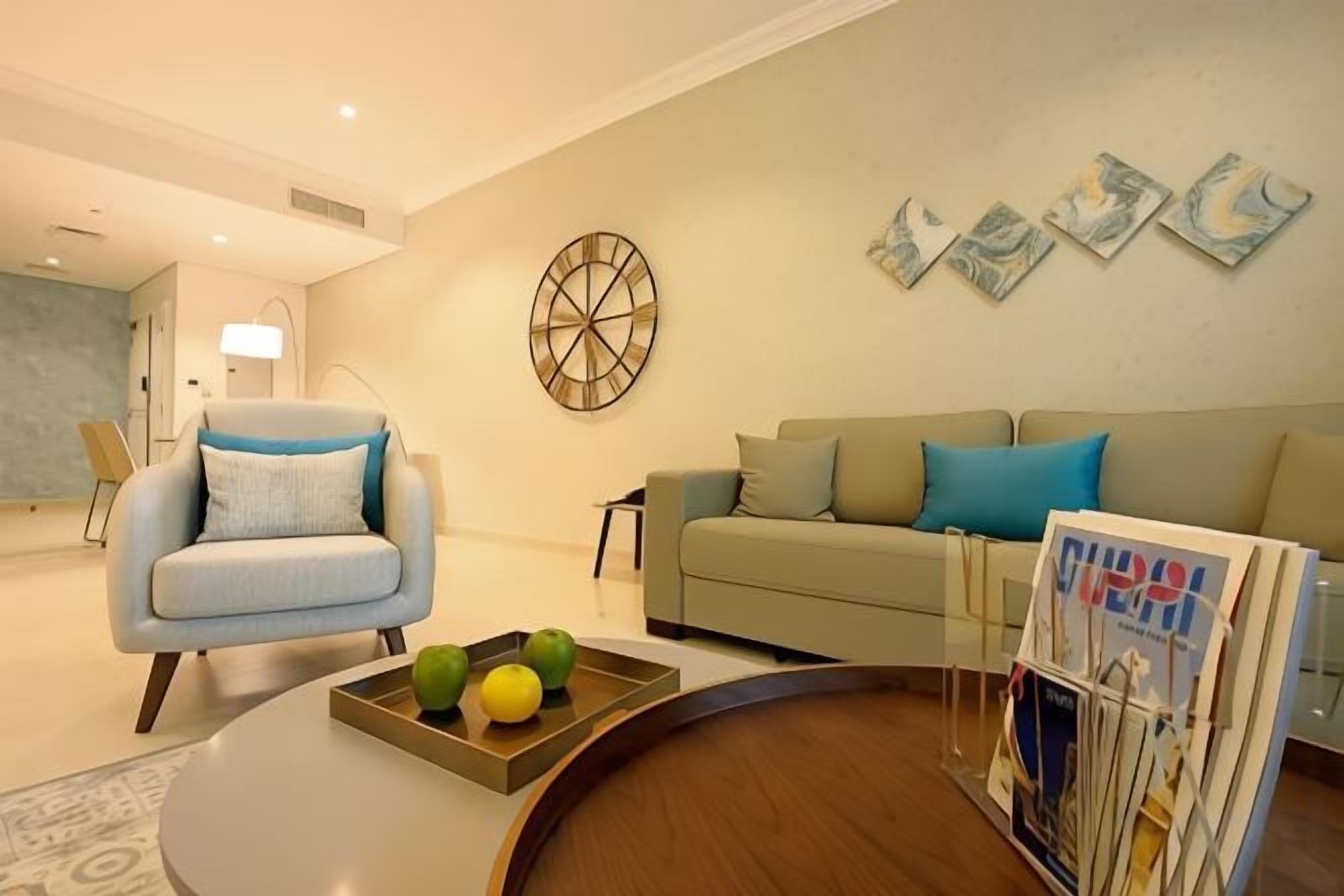Uma sala de estar moderna com sofá, poltrona e mesa de centro.