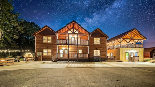 New! Game Time Retreat! Waterfall, Galaxy Pool, Rooftop Theater, Spa, Sauna!