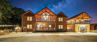 New! Game Time Retreat! Waterfall, Galaxy Pool, Rooftop Theater, Spa, Sauna!