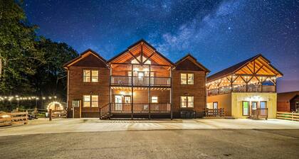 New! Game Time Retreat! Waterfall, Galaxy Pool, Rooftop Theater, Spa, Sauna!