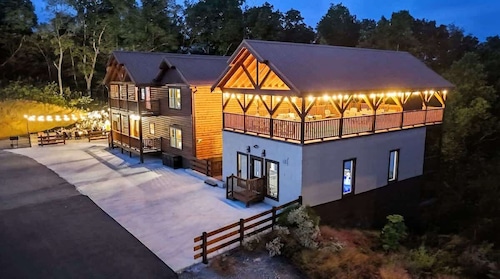 New! Game Time Retreat! Waterfall, Galaxy Pool, Rooftop Theater, Spa, Sauna!