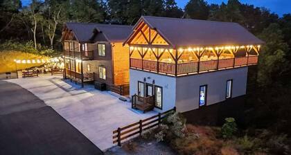 New! Game Time Retreat! Waterfall, Galaxy Pool, Rooftop Theater, Spa, Sauna!