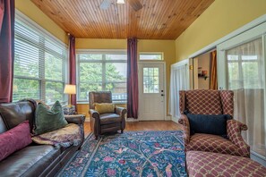 Smart TV, fireplace, books - Smoky Mountain Wizard House, Hot Tub, Floating Candles, Private Creek, Big Yard (Walland)