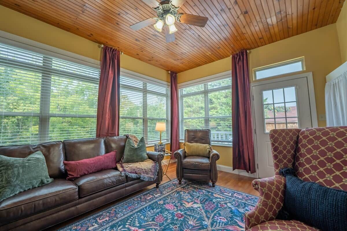 智能電視、壁爐、書籍