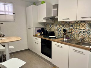 Cafetera y tetera, refrigerador, microondas y horno 