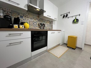 Réfrigérateur, four à micro-ondes, un four, lave-vaisselle