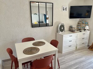 Dining - "LA PIOL" apartment in the heart of Hyères (Hyères)