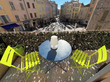 Outdoor dining. "LA PIOL" apartment in the heart of Hyères