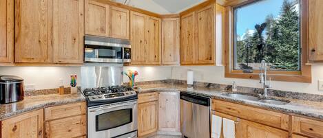 冷蔵庫、電子レンジ、オーブン、コンロ