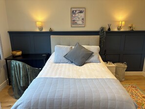 5 bedrooms, iron/ironing board, WiFi, bed sheets