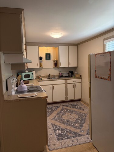 Charming, comfortable 1 Bedroom/1Bath on gorgeous historic street.