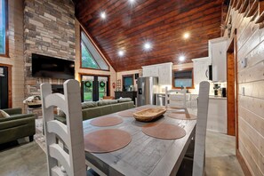 Interior - Perfect 1BR Retreat Chalet (Broken Bow)