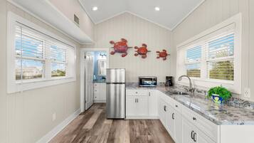 Geladeira, micro-ondas, fogão, cooktop