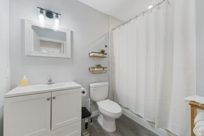 Haartrockner, Bidet, Handtücher, Seife