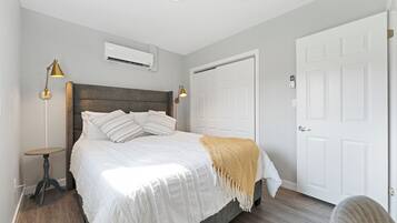 Tabla de planchar con plancha, wifi, ropa de cama