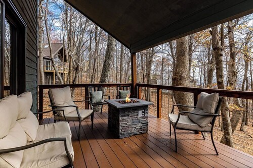 Family-favorite rental nestled in the woods at the top of the Wintergreen Resort