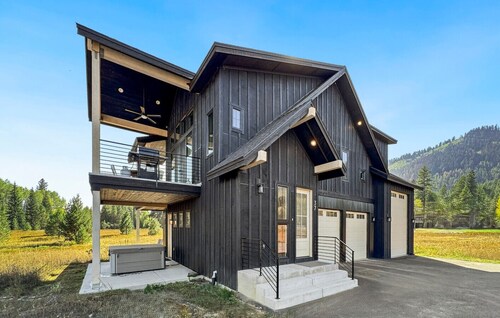 Mountain Escape with Hot Tub & Loft Near Tamarack Resort