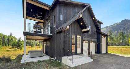 Mountain Escape with Hot Tub & Loft Near Tamarack Resort