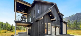 Mountain Escape with Hot Tub & Loft Near Tamarack Resort