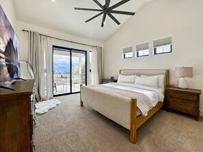 3 bedrooms, travel crib, WiFi, bed sheets - Mountain Escape with Hot Tub & Loft Near Tamarack Resort (Donnelly)