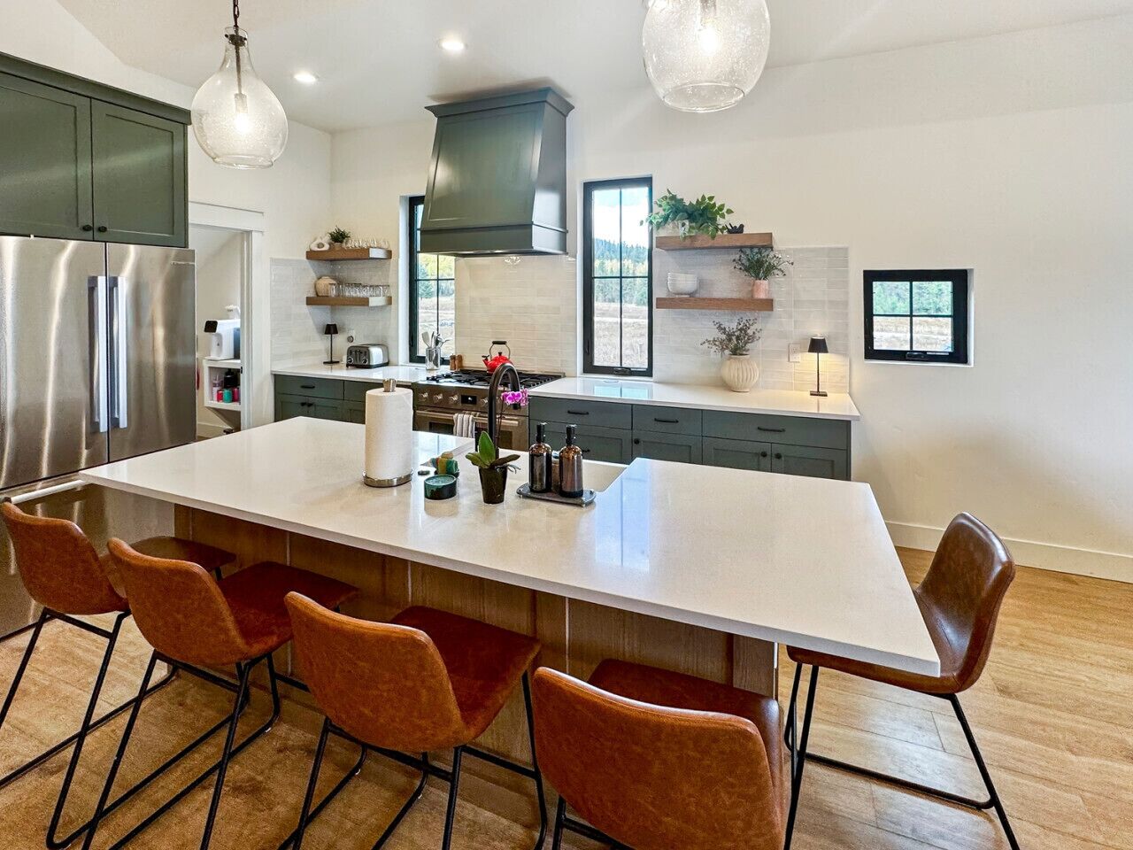 Réfrigérateur, four à micro-ondes, un four, surface de cuisson