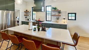 Réfrigérateur, four à micro-ondes, un four, surface de cuisson