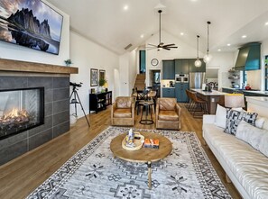 Una televisión, una chimenea