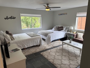 Een strijkplank/strijkijzer, wifi, beddengoed