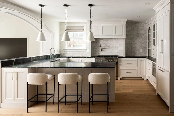 Réfrigérateur, four à micro-ondes, un four, surface de cuisson