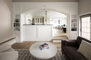 Smart TV, fireplace, stereo