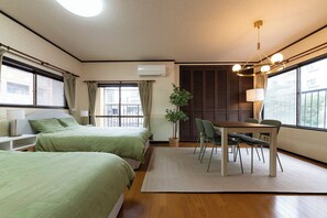 Superior villa, balkon, uitzicht op de stad | Verduisterende gordijnen, een strijkplank/strijkijzer, gratis wifi