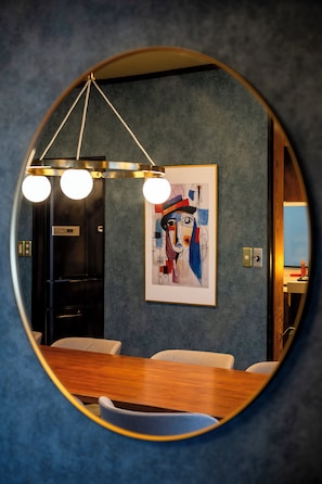 Superior-Villa, Balkon, Stadtblick | Essbereich im Zimmer