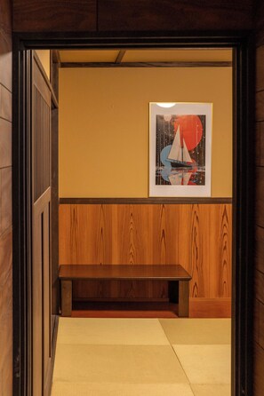 Villa superior, balcón, vista a la ciudad | Cortinas blackout, tabla de planchar con plancha y wifi gratis 