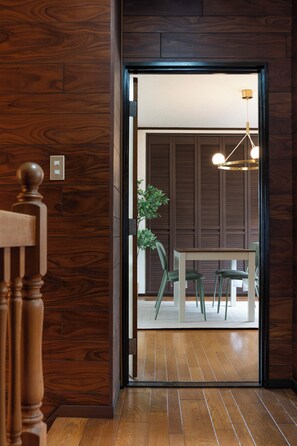 Desk, laptop workspace, blackout curtains, iron/ironing board - Ikkenyahotel FUKUOKA (Fukuoka)