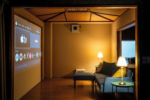 Villa superior, balcón, vista a la ciudad | Cortinas blackout, tabla de planchar con plancha y wifi gratis 