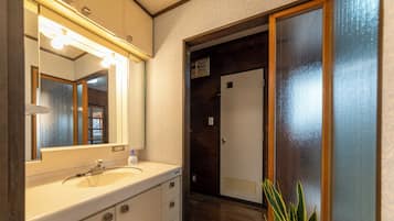 Superior Villa, Balcony, City View | Bathroom | Combined shower/tub, free toiletries, hair dryer, slippers