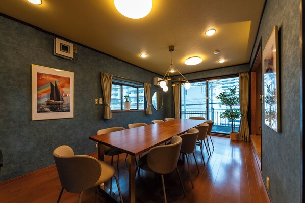 Villa superior, balcón, vista a la ciudad | Servicio a la habitación