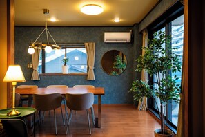 Superior Villa, Balcony, City View | In-room dining