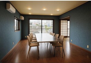 Superior-Villa, Balkon, Stadtblick | Essbereich im Zimmer