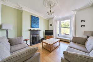 TV, fireplace