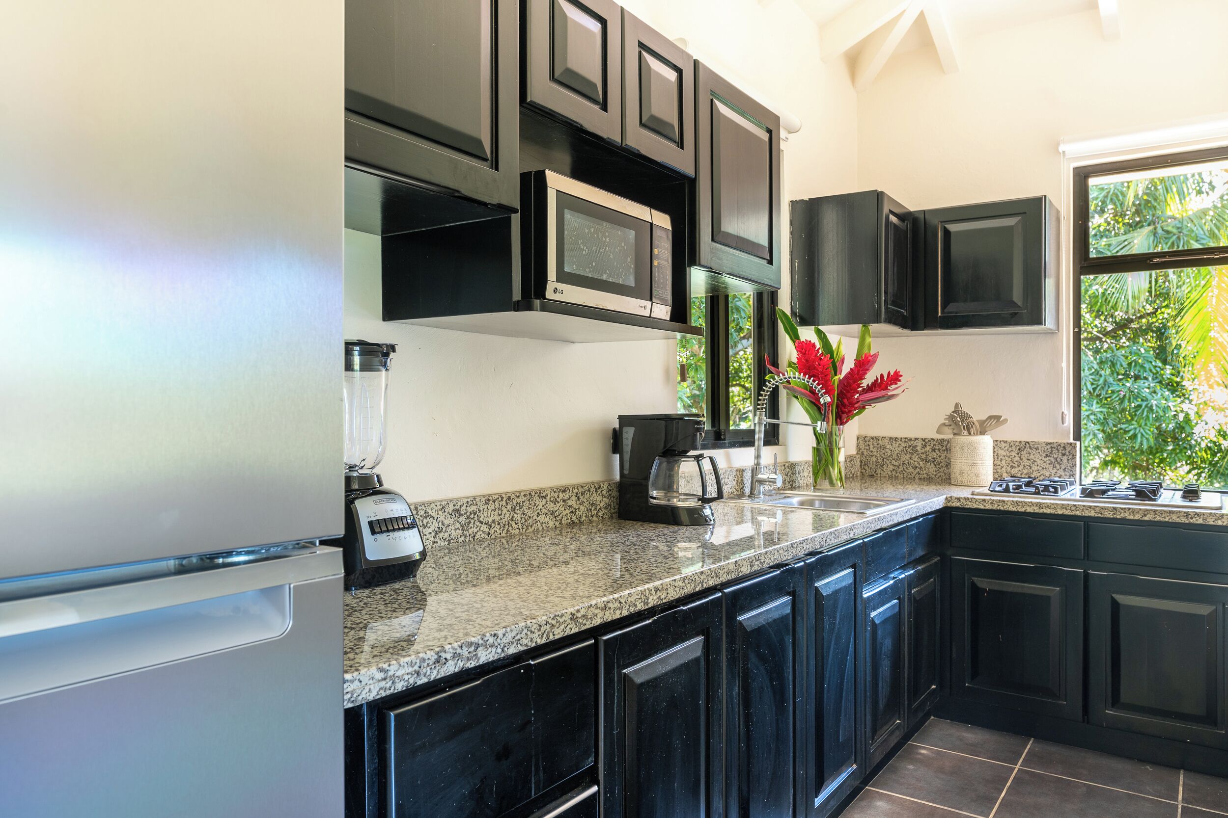 Jääkaappi, mikroaaltouuni, uuni, liesi