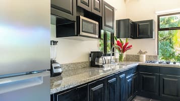 Refrigerador, microondas, horno y parrilla de estufa