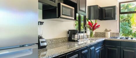 Réfrigérateur, micro-ondes, four, plaque de cuisson