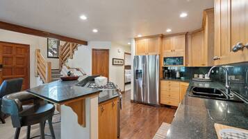 ثلاجة، ميكروويف، فرن، موقد طهي مسطح